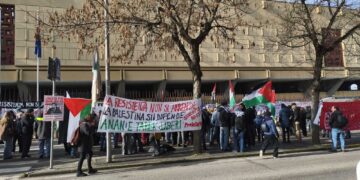 Assolti gli altri due imputati. In tribunale all'Aquila contestazioni in aula