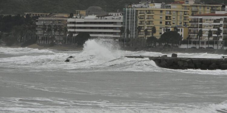 Allagato il quartiere Lido di Catanzaro. Possibile un lento miglioramento dal pomeriggio