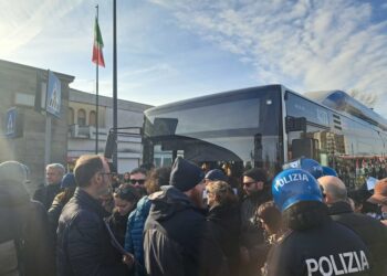 Stamani gli ingressi chiusi con cavi d'acciaio