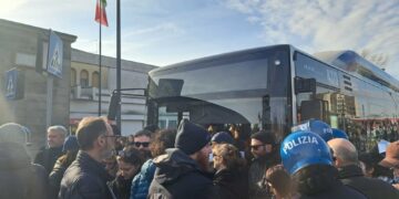 Stamani gli ingressi chiusi con cavi d'acciaio