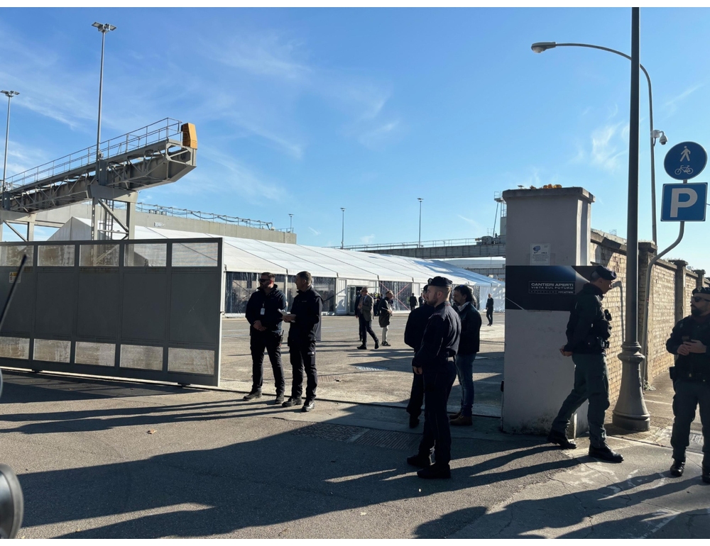 Protesta per cartello anti-migranti a Monfalcone, ‘vietato sedersi’