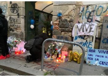 Scritte su muri e cartoni e candele