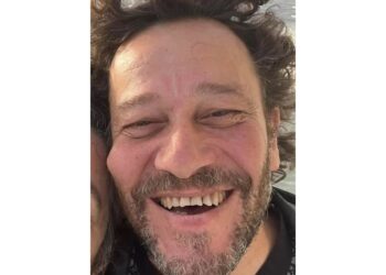 L'uomo era stato costretto a sdraiarsi per terra per la mancanza di letti