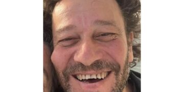 L'uomo era stato costretto a sdraiarsi per terra per la mancanza di letti