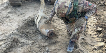 E' ordigno da 500 libbre. Artificieri del Genio lo hanno fatto brillare in una cava