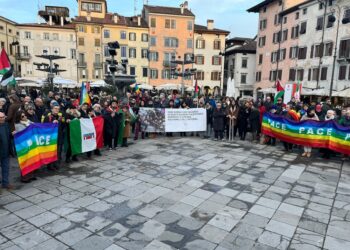 Trecento persone in piazza contro l'intervento degli Usa e per la pace