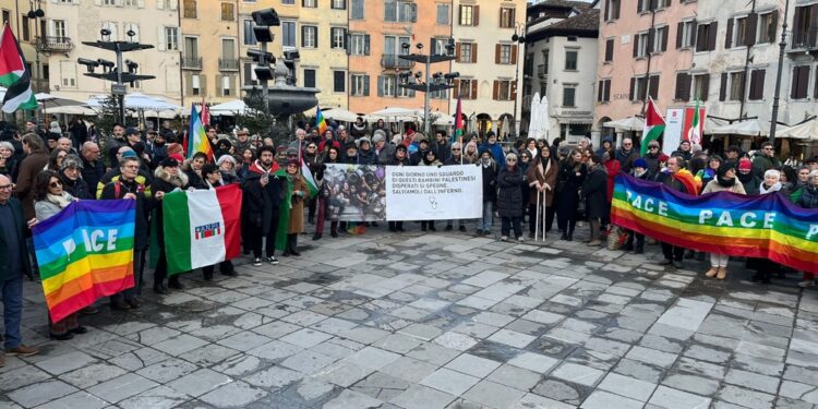 Trecento persone in piazza contro l'intervento degli Usa e per la pace