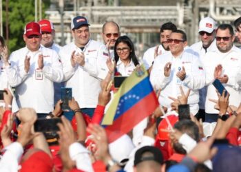 La leader venezuelana respinge le ingerenze e apre al confronto politico