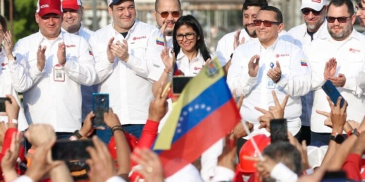 La leader venezuelana respinge le ingerenze e apre al confronto politico