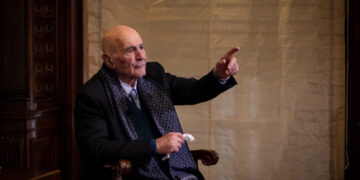 Agli studenti dice 'non voglio vostri figli vedano quello che hanno visto i miei occhi'