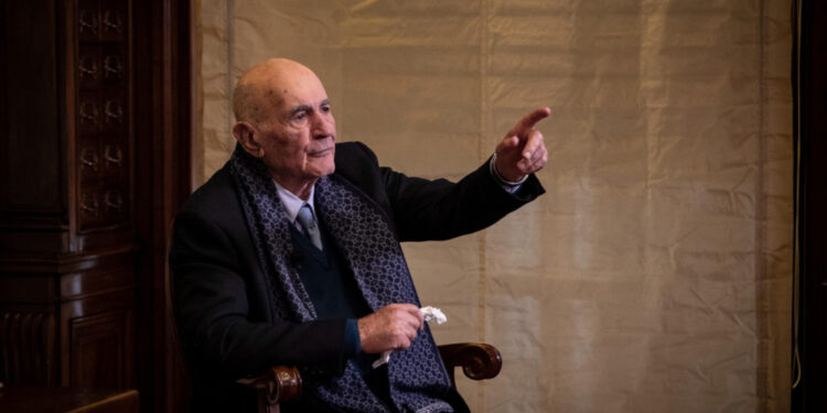 Agli studenti dice 'non voglio vostri figli vedano quello che hanno visto i miei occhi'