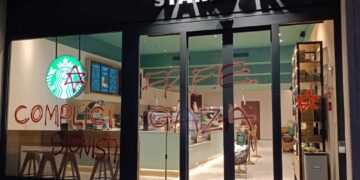 Sono comparse anche sulle vetrine di uno Starbucks