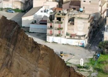 A rischio gli edifici a ridosso del centro storico a pochi metri dal precipizio