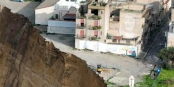 A rischio gli edifici a ridosso del centro storico a pochi metri dal precipizio