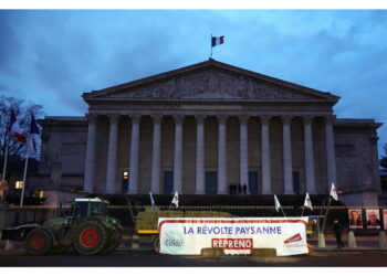 Almeno 350 veicoli nella capitale. 'Chiediamo di essere ricevuti dal premier Lecornu'