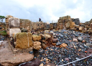 Carabinieri subacquei cercano in mare materiali archeologici trascinati dalle onde