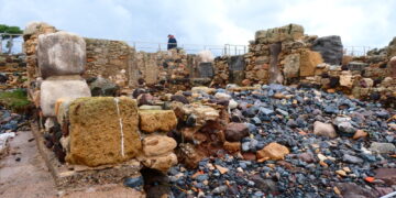 Carabinieri subacquei cercano in mare materiali archeologici trascinati dalle onde