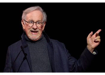 Il regista prende la residenza il giorno dell'insediamento del sindaco