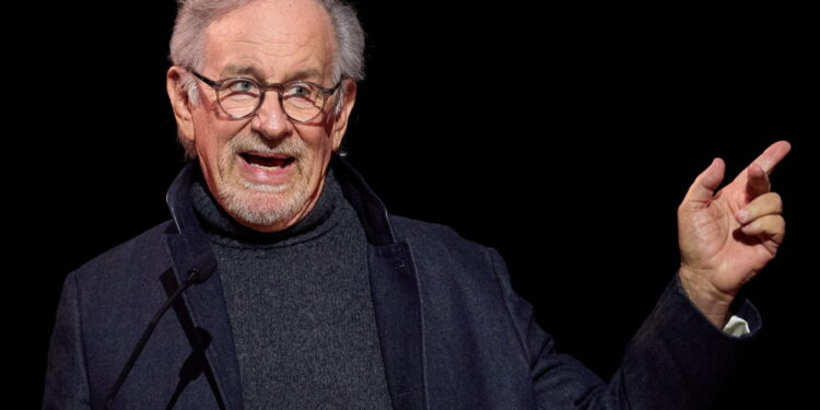 Il regista prende la residenza il giorno dell'insediamento del sindaco