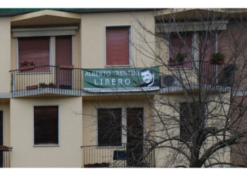 Lo striscione dei familiari in attesa della liberazione