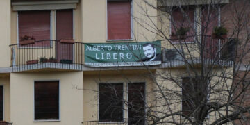 Lo striscione dei familiari in attesa della liberazione