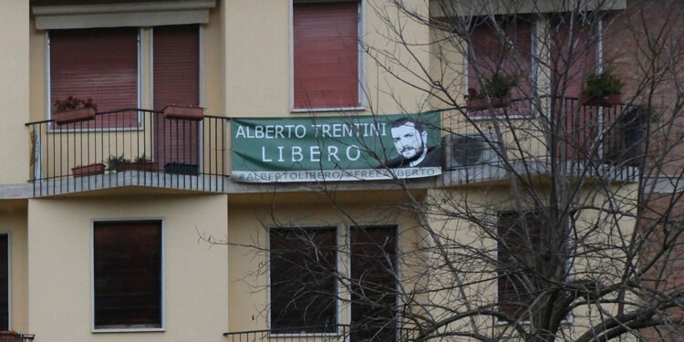 Lo striscione dei familiari in attesa della liberazione
