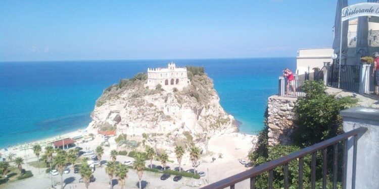 L'uomo identificato dai carabinieri intervenuti al Pronto soccorso di Tropea