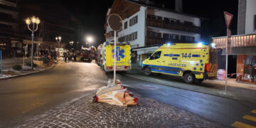 'Sono state avvicinate al soffitto di legno che si è subito incendiato'