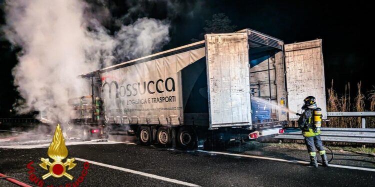 Automezzo alimentato a Gnl incendiato a Moncalieri