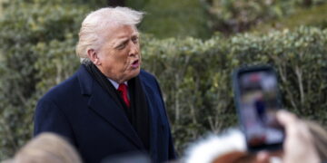 Minaccia dazi del 200% sui vini francesi e conferma l'invito a Putin per Gaza