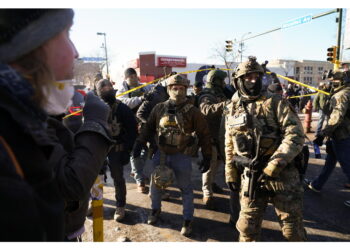 E su Truth posta la presunta pistola della vittima. 'Dov'e' la polizia locale?'