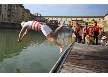 La foto sui social del presidente della Toscana: "Io sono pronto a dare il massimo e voi?"