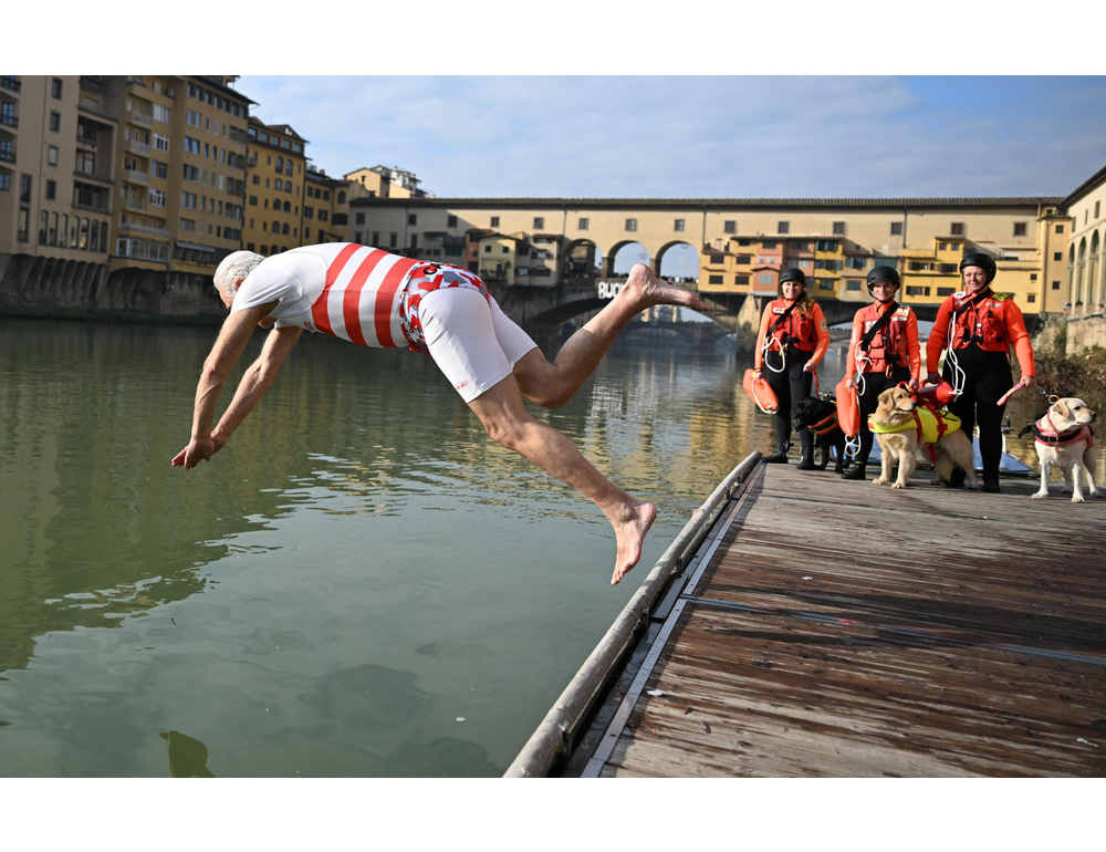 Tuffo di Capodanno in Arno per Giani, è una tradizione