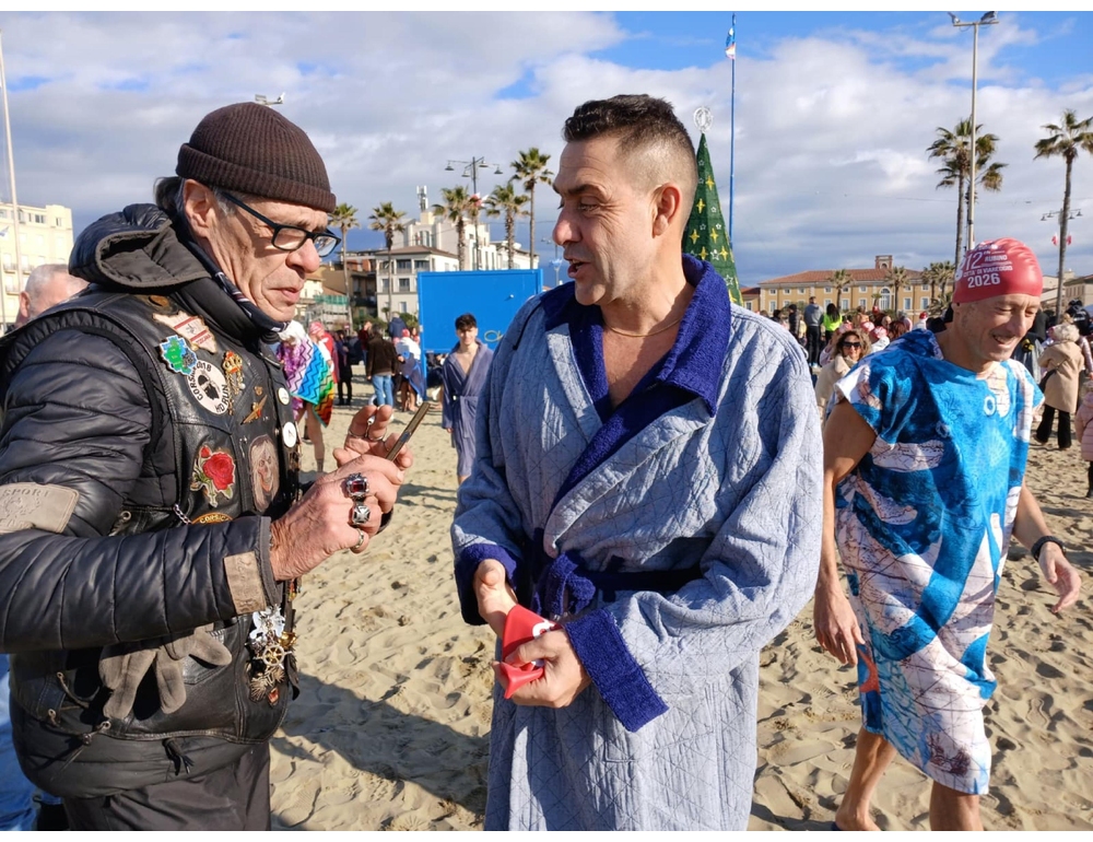 Tuffo di Capodanno per Vannacci a Viareggio. In acqua 769 persone