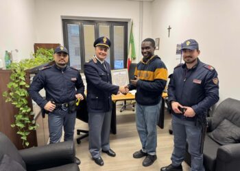 In stazione a Jesi. Consegnato un attestato dalla Polizia "per il suo altruismo"