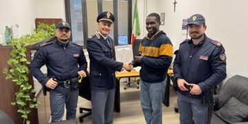 In stazione a Jesi. Consegnato un attestato dalla Polizia "per il suo altruismo"