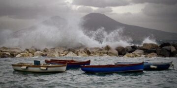 Collegamenti difficili per onde alte anche oltre 3 metri