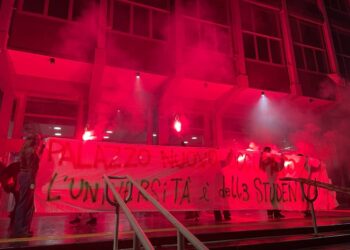 La decisione al termine di un'assemblea nella sede universitaria