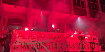 La decisione al termine di un'assemblea nella sede universitaria