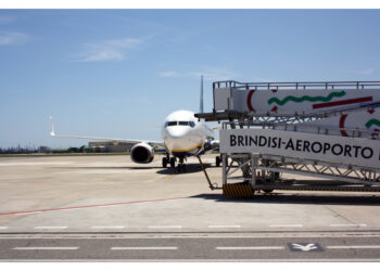 Aeroporto blindato con forze dell'ordine a monitorare la protesta