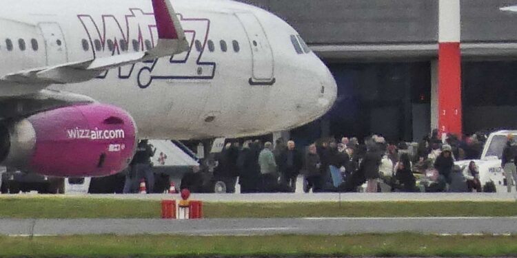 Circa 250 trasferiti dall'aeroporto al porto. 39 raggiungeranno Tirana da Fiumicino