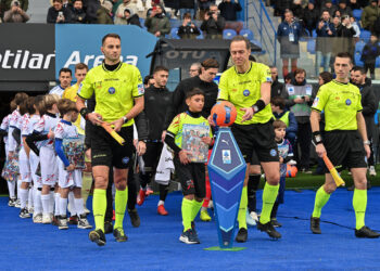 L'arbitro Pairetto all'ingresso in campo del match Pisa-Como (foto Roberto Colombo)