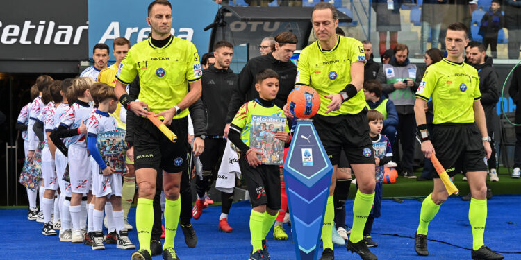 L'arbitro Pairetto all'ingresso in campo del match Pisa-Como (foto Roberto Colombo)