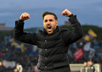 La gioia di mister Cesc Fabregas al termine del match di Pisa (foto Roberto Colombo)