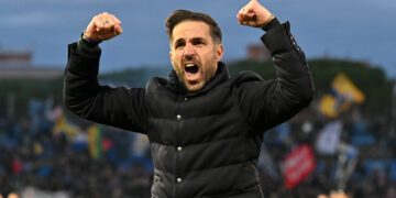 La gioia di mister Cesc Fabregas al termine del match di Pisa (foto Roberto Colombo)