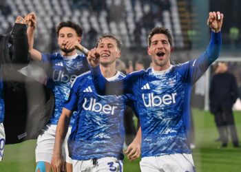 La soddisfazione dei giocatori lariani dopo la vittoria contro il Torino (foto Roberto Colombo)