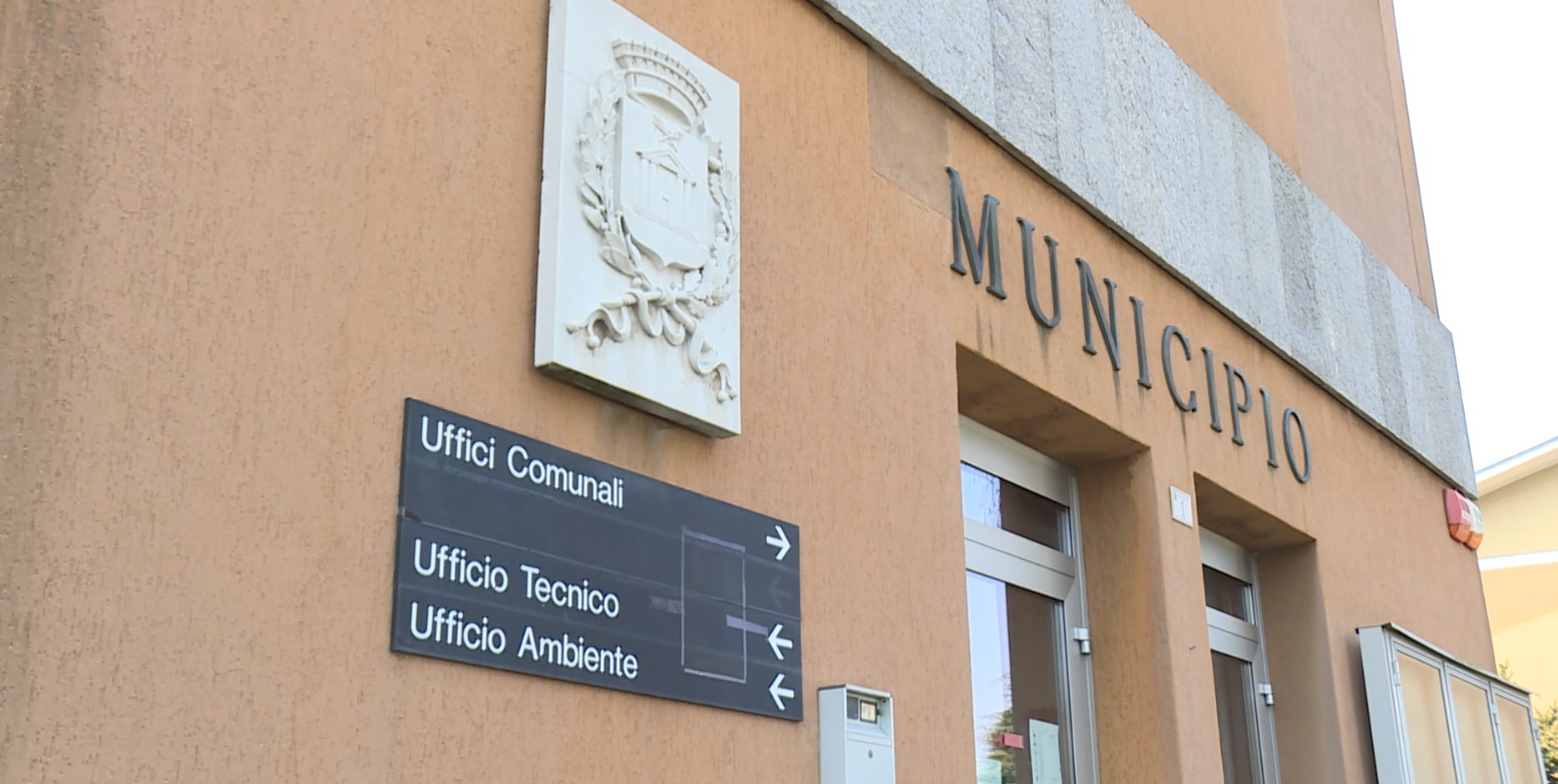 Alzate Brianza, bagarre in consiglio comunale dopo le dimissioni della consigliera Noemi Freddi