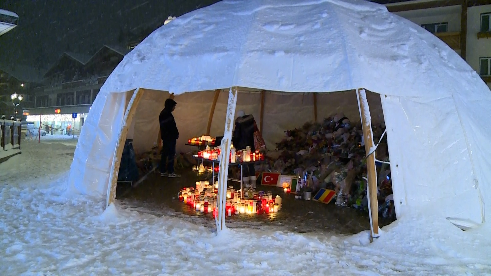 Il reportage da Crans-Montana: candele e lacrime gelate dalla neve davanti al Constellation
