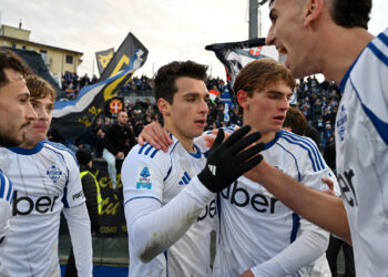 Douvikas festeggiato sotto la curva dei tifosi lariani (foto Roberto Colombo)