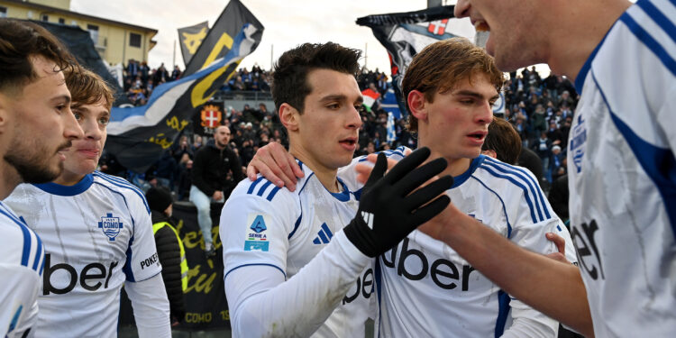 Douvikas festeggiato sotto la curva dei tifosi lariani (foto Roberto Colombo)